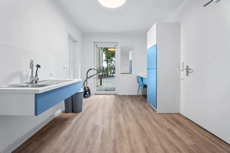 Möbliertes behindertengerechtes 1-Zimmer-Apartment mit Terrasse — photo 1